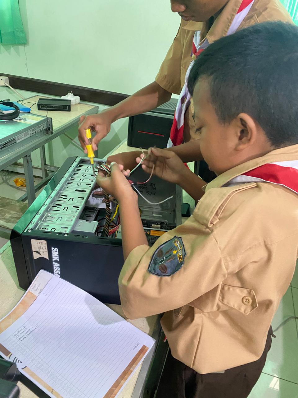 Praktek Instalasi Komponen-komponen Komputer